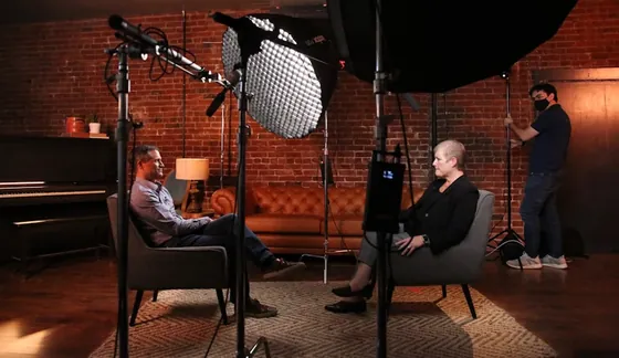 Grabación de una entrevista corporativa con iluminación profesional